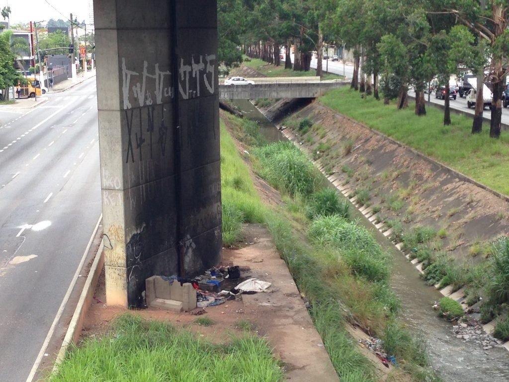 As margens do córrego Jacu-Pêssego também vêm sendo morada para muita gente