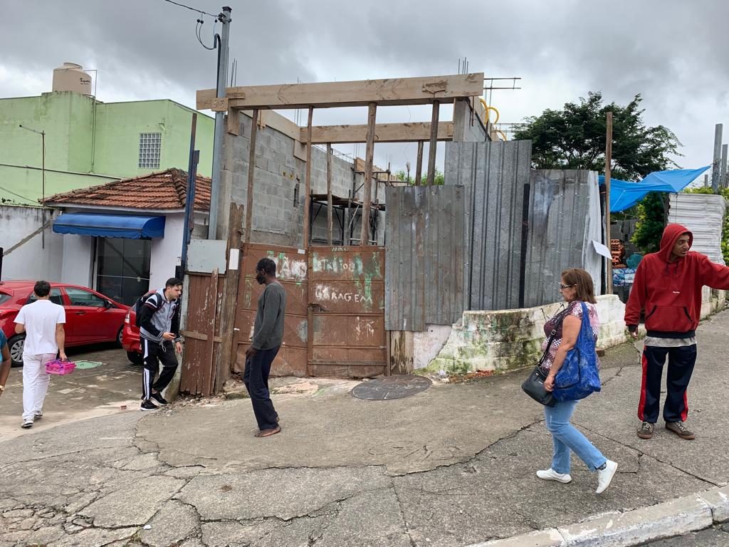 Obra irregular no centro de Itaquera