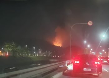 Incêndio teve início na noite de sábado