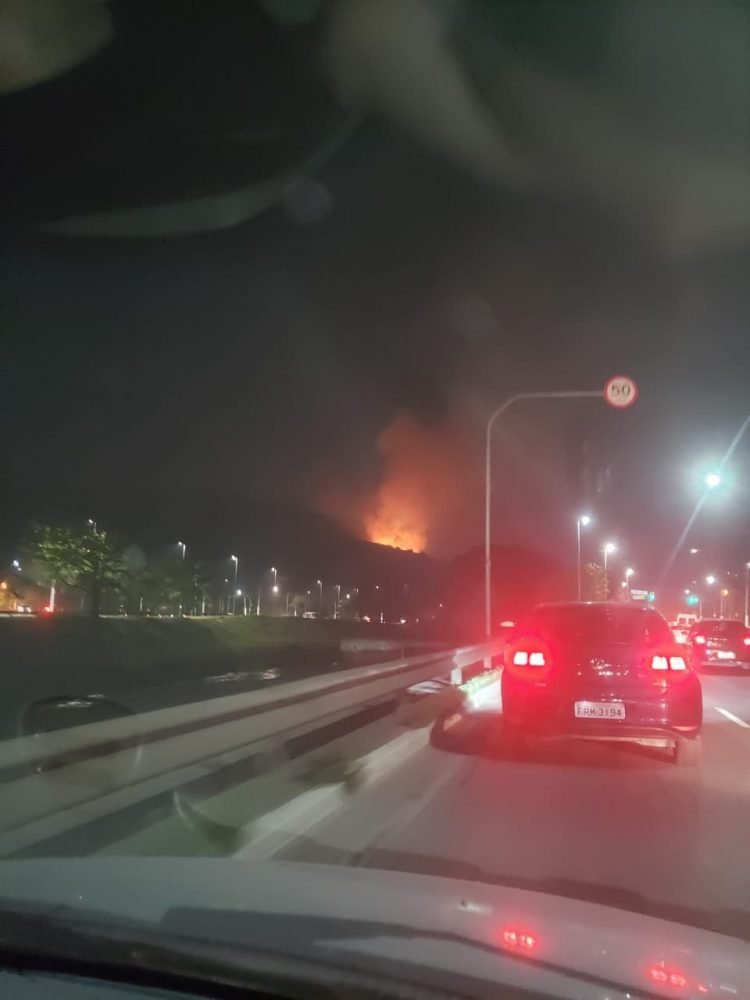 Incêndio teve início na noite de sábado