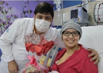 Supervisor de enfermagem da TMO, Carlos Dias da Silva, e a paciente Maiara Domingues