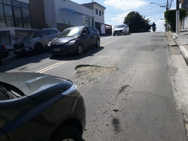 Buracos estão cada vez mais presentes, como na Rua Paulo de Tarso Rodrigues