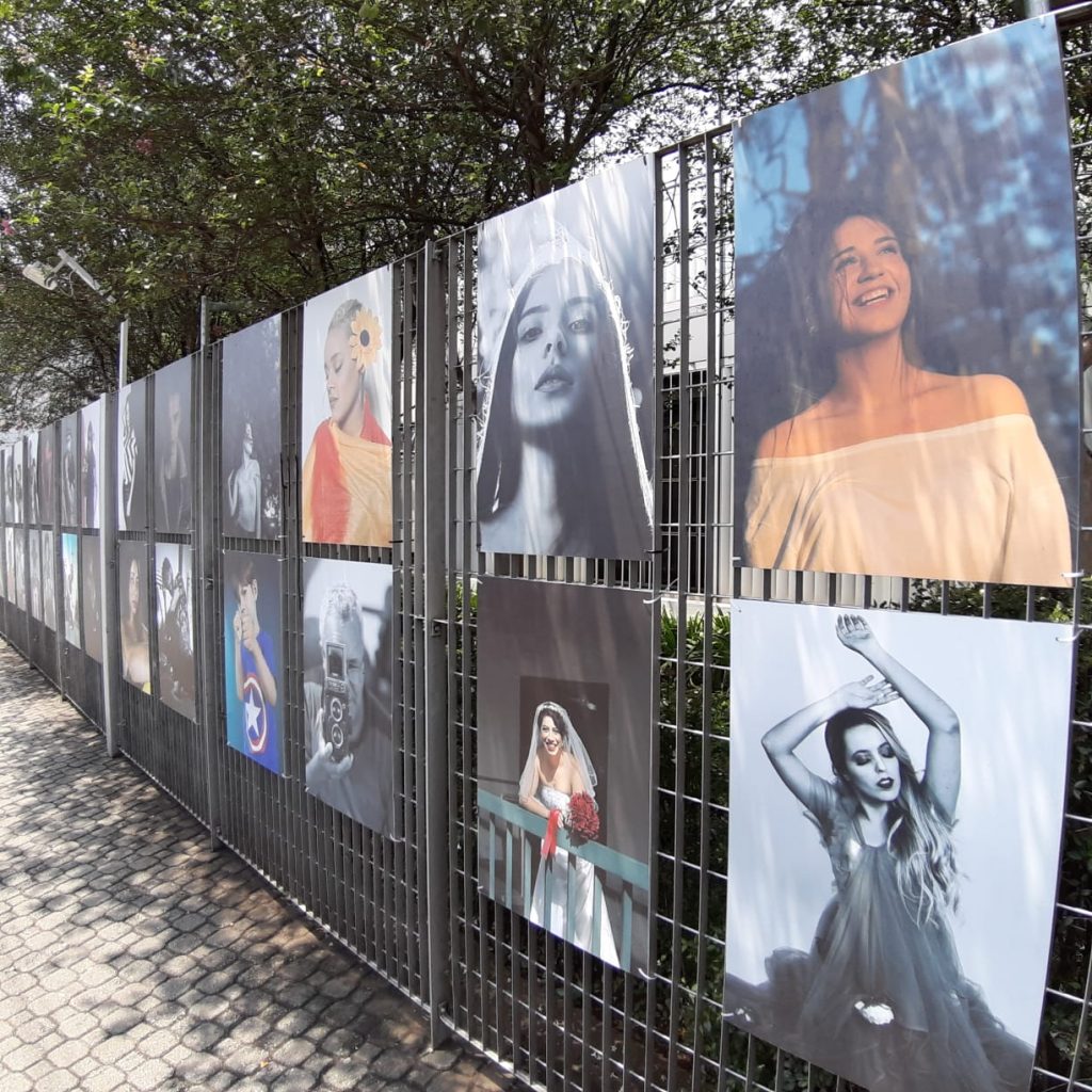 A exposição de Dentro para Fora ainda pode ser vista na fachada da unidade