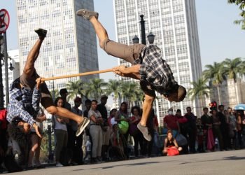 Na foto, Kelson Barros retrata a sensacional manobra dos dançarinos