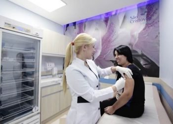 As vacinas auxiliam o sistema imunológico na formação de anticorpos contra os vírus e as bactérias