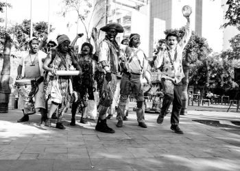 Na peça a Cia. do Miolo e Cia. Paulicea se juntam para revisitar histórias de Lampião