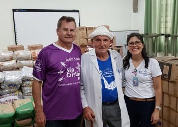 Padre Rosalvino ladeado por Evando Reis e a representante do Grupo São Cristóvão Saúde