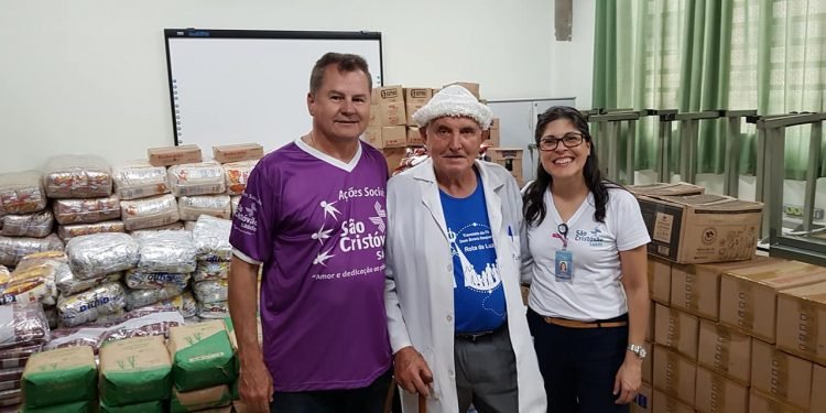 Padre Rosalvino ladeado por Evando Reis e a representante do Grupo São Cristóvão Saúde