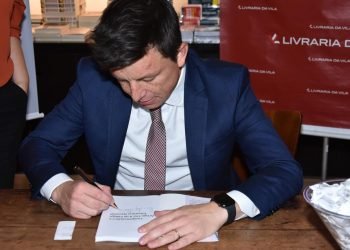 O presidente Eduardo em noite de autógrafos