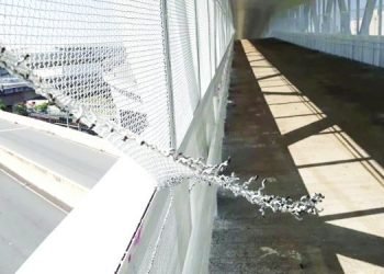 os vândalos deterioram a passarela e os moradores e torcedores é quem pagam por isso