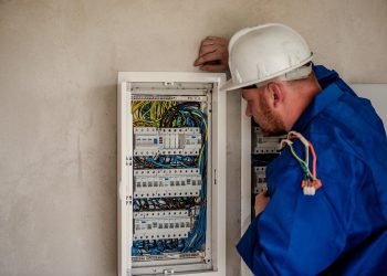 Ao primeiro sinal de qualquer problema, sempre consulte um técnico ou engenheiro qualificado para fazer qualquer manutenção ou alteração na rede elétrica