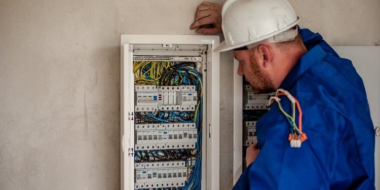 Ao primeiro sinal de qualquer problema, sempre consulte um técnico ou engenheiro qualificado para fazer qualquer manutenção ou alteração na rede elétrica
