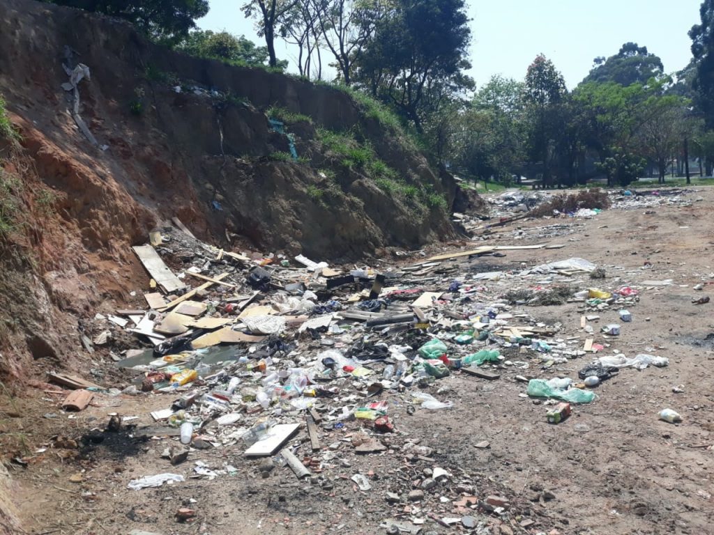 O terreno também recebe todo o tipo de lixo e entulho