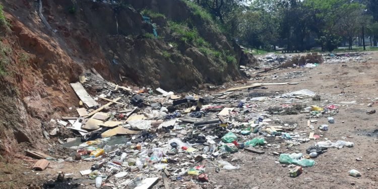 O terreno também recebe todo o tipo de lixo e entulho