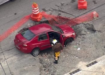 Carro caiu em buraco na Avenida Itaquera - Reprodução TV Globo
