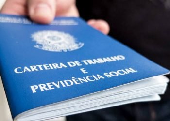 A Carteira de Trabalho está entre os documentos para os trabalhadores formais
