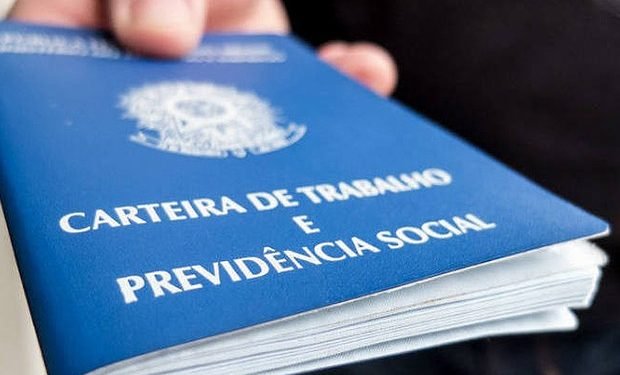 A Carteira de Trabalho está entre os documentos para os trabalhadores formais