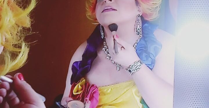 O curso promete ensinar técnicas e mostrar inspirações para a construção de uma personagem Drag