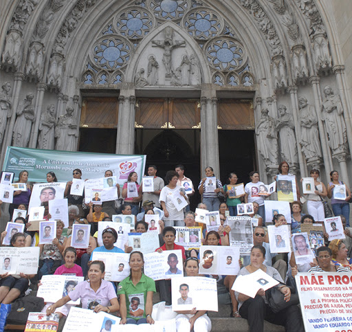 Aos segundos domingos de cada mês, na Praça da Sé, um grupo leva cartazes com fotos de seus filhos desaparecidos