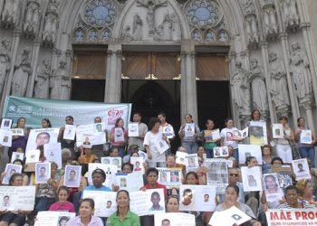 Aos segundos domingos de cada mês, na Praça da Sé, um grupo leva cartazes com fotos de seus filhos desaparecidos