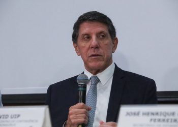 O médico David Uip voltou a trabalhar recentemente depois de se curar da doença