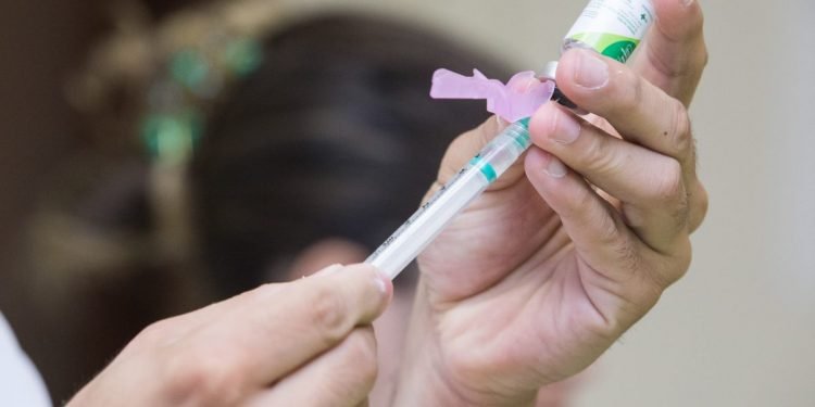 Idosos, profissionais de saúde, policiais, entre outros setores, entram nesta fase