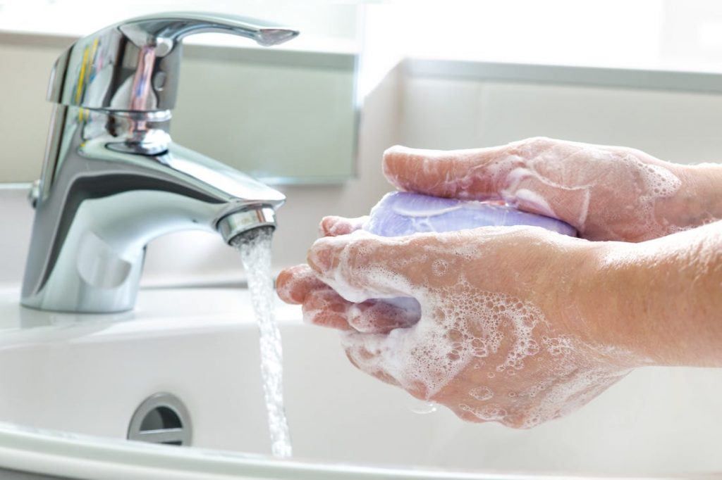 Higienize as mãos frequentemente com álcool em gel ou sabão e água