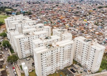 População recebe moradias no Itaim