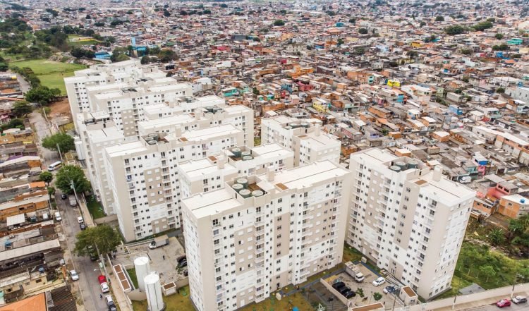 População recebe moradias no Itaim