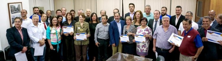 Representantes de jornais e revistas de bairro na sede da Ajorb em uma de suas reuniões