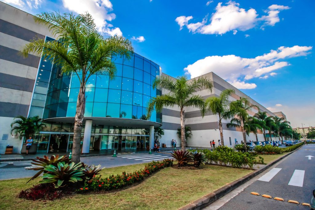 O shopping fica ao lado da estação Corinthians -Itaquera