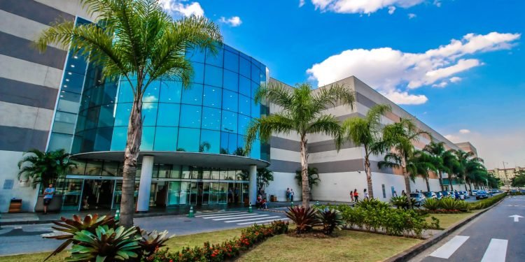 O shopping fica ao lado da estação Corinthians -Itaquera