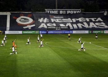 As meninas do alvinegro protestaram contra o racismo se ajoelhando no campo e cerrando os punhos