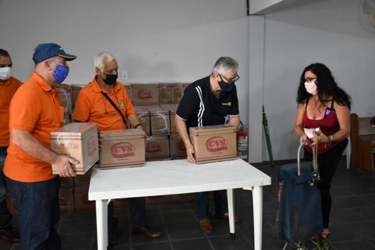 São Cristóvão e Rotary Artur Alvim doam alimentos