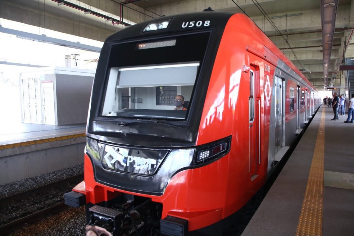 Novo trem com espaço para bagagens é entregue na linha 13-Jade