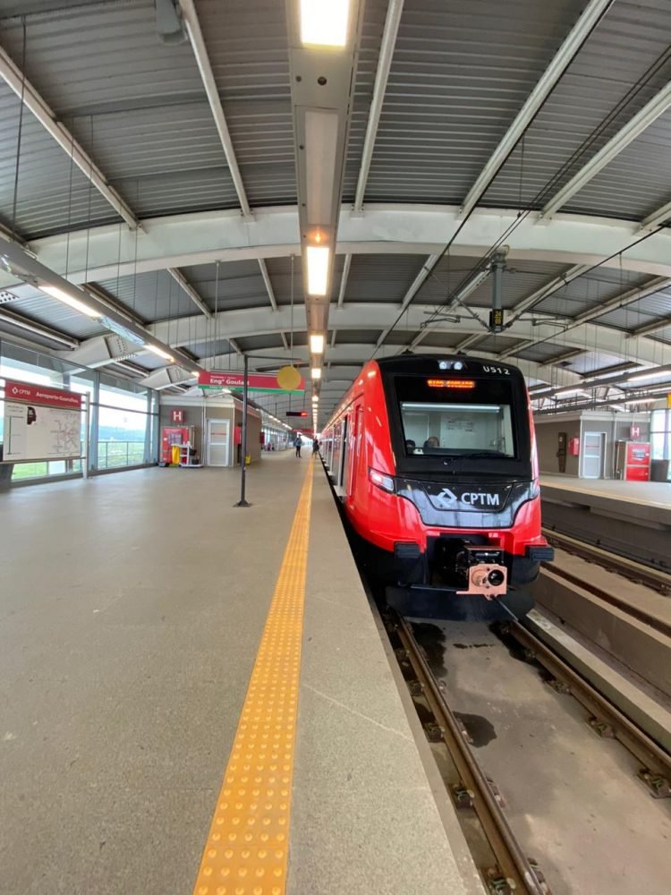 Novo trem com bagageiro para o Aeroporto