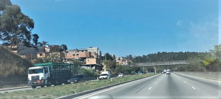 Postes são serrados na Avenida Jacu-Pêssego