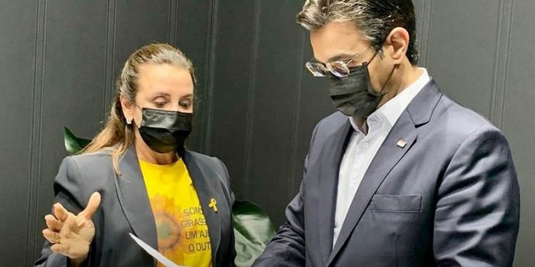 A vereadora Sandra Tadeu com o vice-governador, Rodrigo Garcia