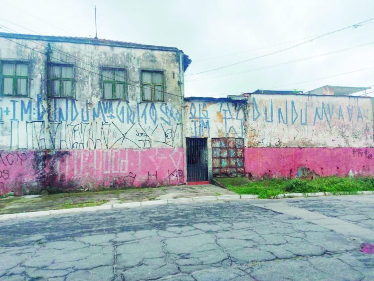 Moradores se reúnem para reativar associação