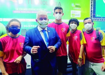 PELAS MÃOS DO MINISTRO MARCOS PONTES, ALUNOS DO COLÉGIO AMORIM RECEBEM PREMIAÇÃO EM BRASÍLIA