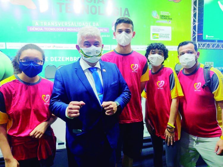 PELAS MÃOS DO MINISTRO MARCOS PONTES, ALUNOS DO COLÉGIO AMORIM RECEBEM PREMIAÇÃO EM BRASÍLIA