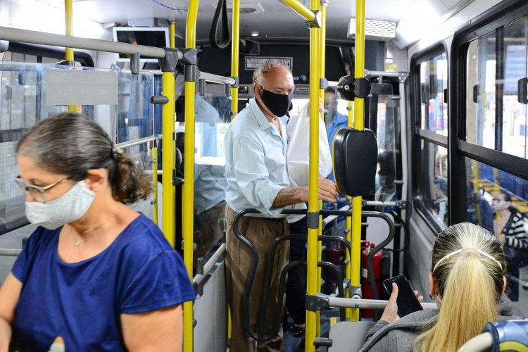 Ônibus grátis a idosos pode ser pago pelo governo federal