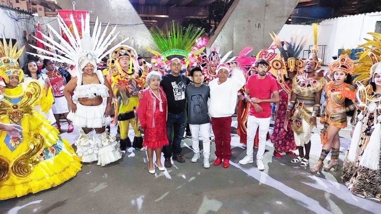 Em clima de Natal, Leandro de Itaquera apresenta pilotos das fantasias