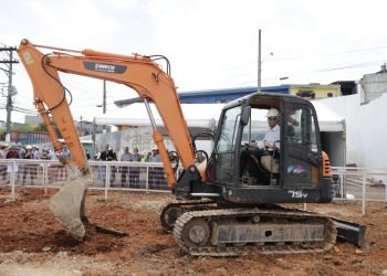O governador Rodrigo Garcia esteve no canteiro de obras