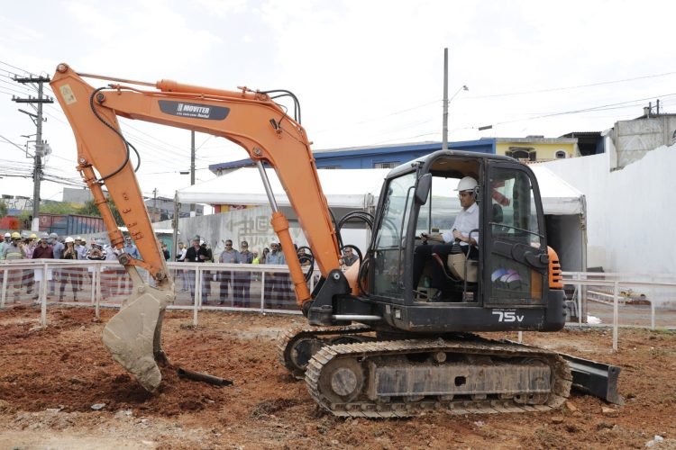 O governador Rodrigo Garcia esteve no canteiro de obras