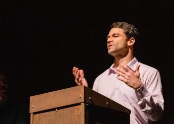 Quem dá vida ao protagonista Marco Polo na peça é o ator Daniel Satti