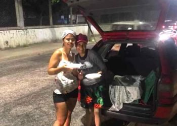 Silvana da ONG Esperança de Vidas está doando marmitas prontas