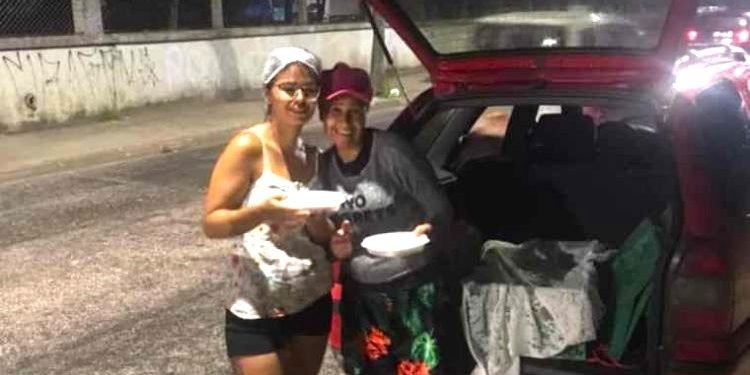 Silvana da ONG Esperança de Vidas está doando marmitas prontas