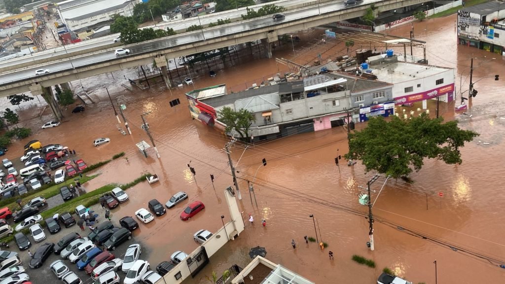 Chuvas não dão trégua e morador de Itaquera registra alagamento na região central do bairro