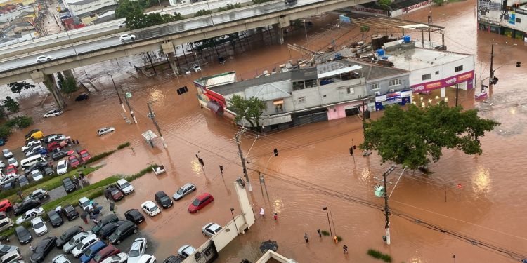 Chuvas não dão trégua e morador de Itaquera registra alagamento na região central do bairro